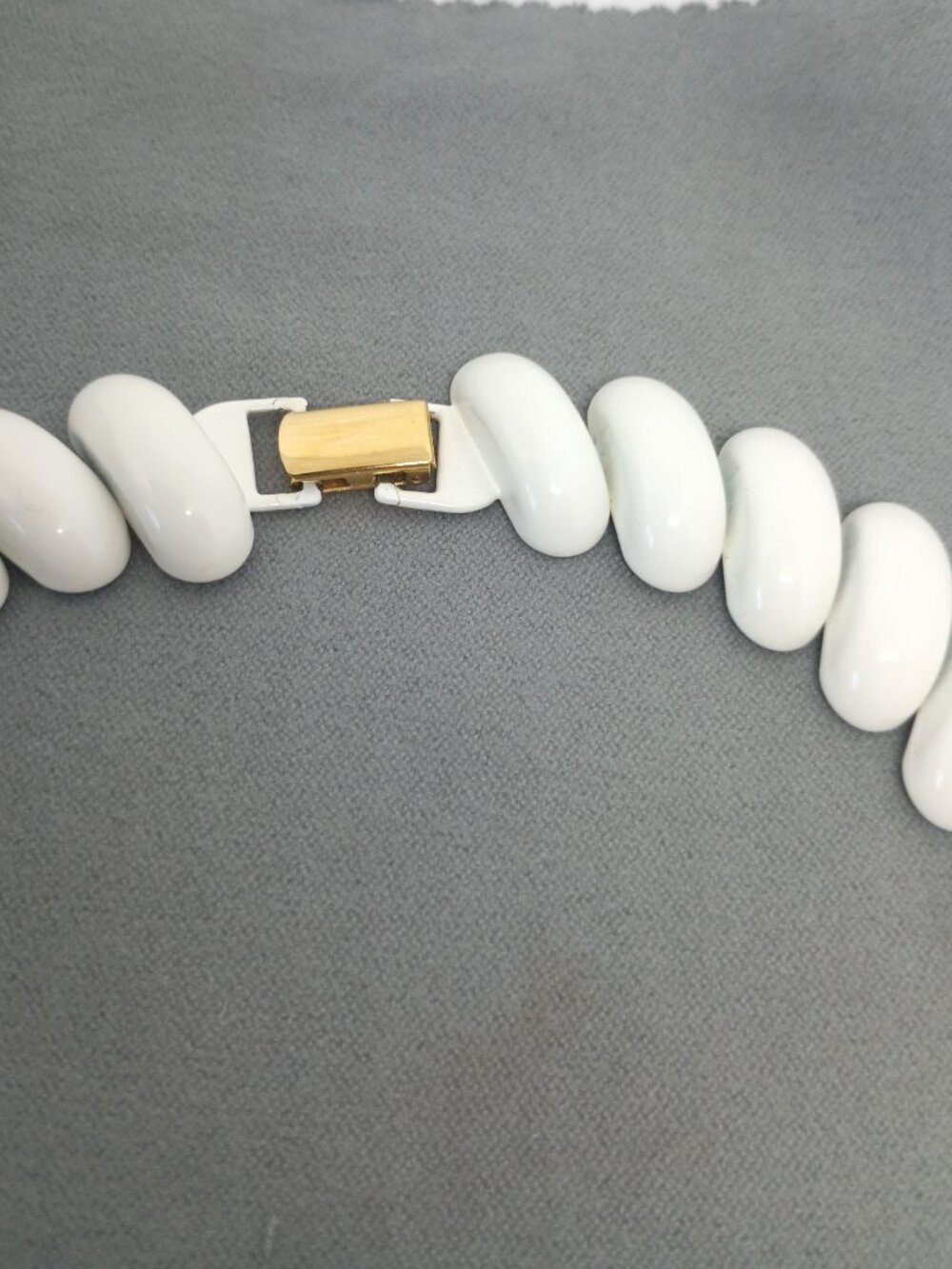 Napier Women’s Necklace Gold Tone Metal White Enamel Chunky 16” Signed - Picture 3 of 7